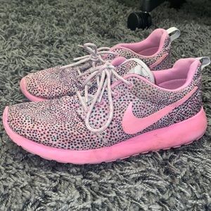 NIKE lightweight sneakers size 7.5 womens